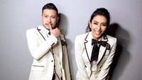 Mereka memutuskan menikah setelah berpacaran selama dua tahun. Foto: Instagram/ @tyasmirasih, @radsoe