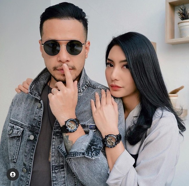 Sebelum jadi sepasang kekasih dan menikah, keduanya diketahui berteman dekat. Mereka bahkan sudah saling kenal sejak kecil. Foto: Instagram/ @tyasmirasih, @radsoe