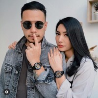 Sebelum jadi sepasang kekasih dan menikah, keduanya diketahui berteman dekat. Mereka bahkan sudah saling kenal sejak kecil. Foto: Instagram/ @tyasmirasih, @radsoe