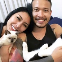 Namun kini kebersamaan itu tinggal kenangan. Prahara rumah tangga membuat pernikahan mereka kandas. Foto: Instagram/ @tyasmirasih, @radsoe