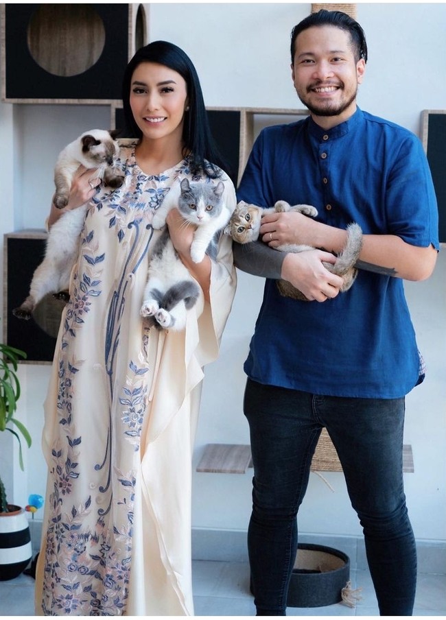 Sama-sama penyuka kucing, Tyas dan Raiden mengunggah foto mereka bareng anak-anak bulu kesayangan. Foto: Instagram/ @tyasmirasih, @radsoe