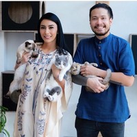 Sama-sama penyuka kucing, Tyas dan Raiden mengunggah foto mereka bareng anak-anak bulu kesayangan. Foto: Instagram/ @tyasmirasih, @radsoe