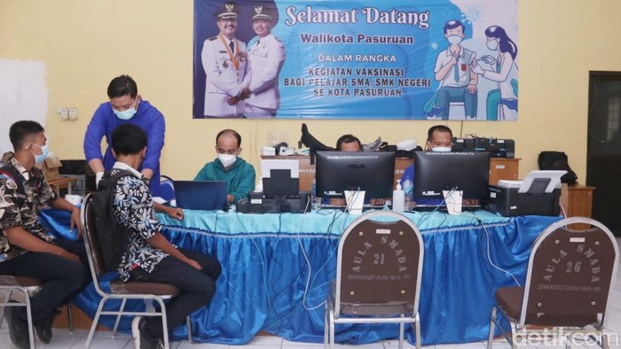 Seribu siswa SMA/SMK Kota Pasuruan menerima vaksin COVID-19 dosis pertama. Ini merupakan bagian dari percepatan vaksinasi COVID-19 masyarakat usia 12 tahun ke atas, yang masih jauh dari target.