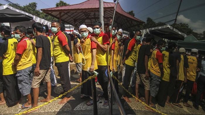 VAKSINASI WBP DI RUTAN DEPOK Tenaga Kesehatan menyuntikkan vaksin COVID-19 kepada Warga Binaan Pemasyarakatan (WBP) di Rutan Kelas 1 Depok, Depok, Jawa Barat, Rabu (4/8/2021). Rutan kelas 1 Depok menggandeng Brimob Polri menyelenggarakan vaksinasi dengan menyasar 1.433 Warga Binaan Pemasyarakatan (WBP) sebagai upaya mengendalikan penularan COVID-19. ANTARA FOTO/Asprilla Dwi Adha/aww.
