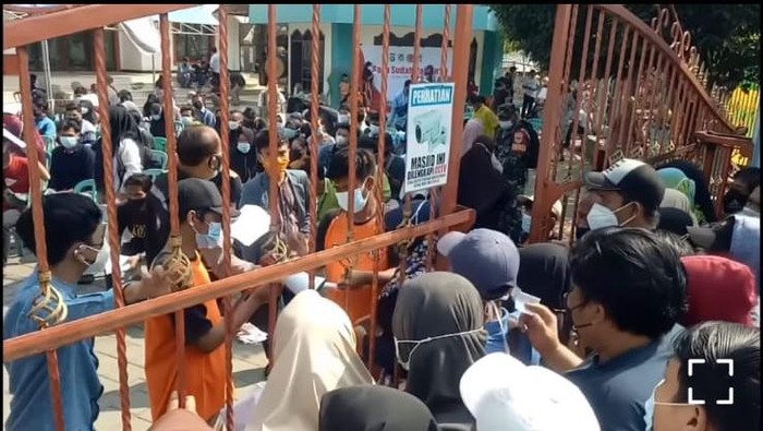 Viral warga antre divaksin di Batuceper, Kota Tangerang (tangkapan layar video/Instagram @tangerangnews)