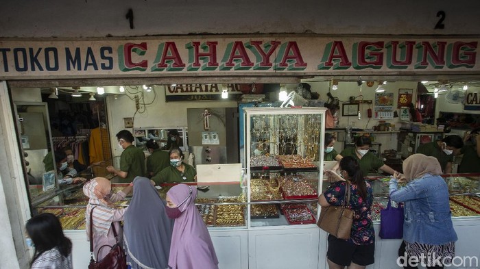 Warga Berbondong-bondong Jual Emas, Ada Apa? Fenomena tren penjualan emas tengah meningkat di masa pandemi. PPKM Level 4 di Kota Bekasi membuat warga kini mulai menjual sejumlah barang investasinya.