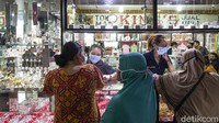 Salah satunya emas, seorang warga yang enggan disebut namanya mengaku menjual emas guna membayar biaya sekolah anaknya.