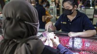 Penjualan emas diduga imbas pemasukan warga yang mulai terhambat sehingga harus menjual barang-barang investasinya.