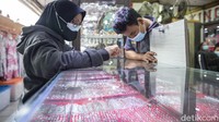 Padahal harga emas belum menunjukkan tren jual yang bagus Berdasarkan informasi dari Unit Bisnis Pengolahan dan Pemurnian Logam Mulia Antam, harga dasar emas 24 karat ukuran 1 gram dijual senilai Rp 943.000 atau turun Rp5.000 dibandingkan harga kemarin. 
