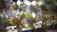 Sedangkan untuk emas satuan terkecil dengan ukuran 0,5 gram dijual Rp 521.500, turun Rp2.500 dibandingkan posisi harga sebelumnya.