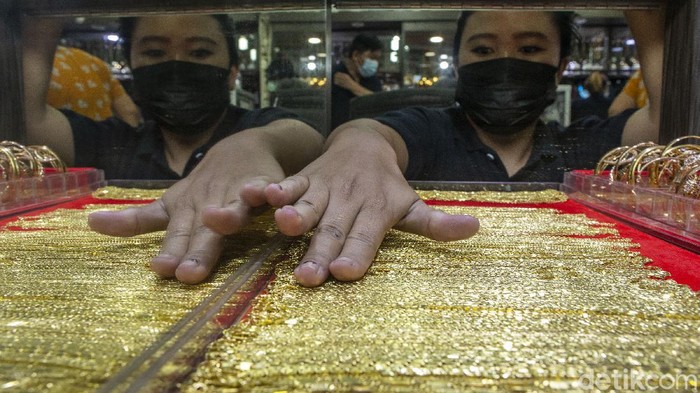 Warga Berbondong-bondong Jual Emas, Ada Apa? Fenomena tren penjualan emas tengah meningkat di masa pandemi. PPKM Level 4 di Kota Bekasi membuat warga kini mulai menjual sejumlah barang investasinya.