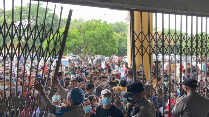 Warga berdesakan di lokasi vaksinasi COVID-19 di Sumut (dok. Istimewa)