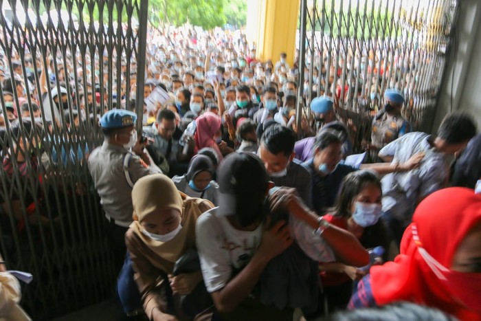 Warga berdesakan di lokasi vaksinasi COVID-19 di Sumut (dok. Istimewa)