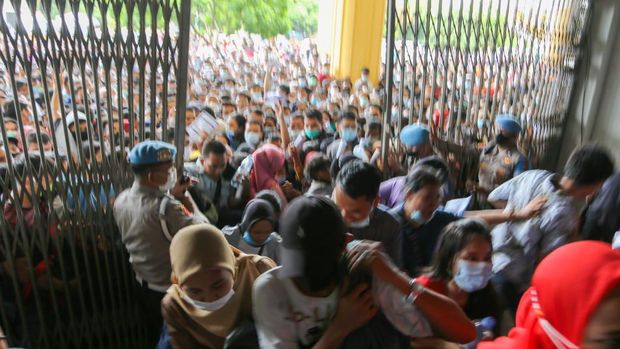 Warga berdesakan di lokasi vaksinasi COVID-19 di Sumut (dok. Istimewa)