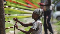 Benang layangan banyak dicari untuk menerbangkan layang-layang pada Hari Kemerdekaan India yang jatuh pada 15 Agustus mendatang.  