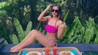 Momennya menikmati floating breakfast ini juga jadi sorotan. Ia disuguhi nasi goreng, buah segar, hingga jus di hadapannya.