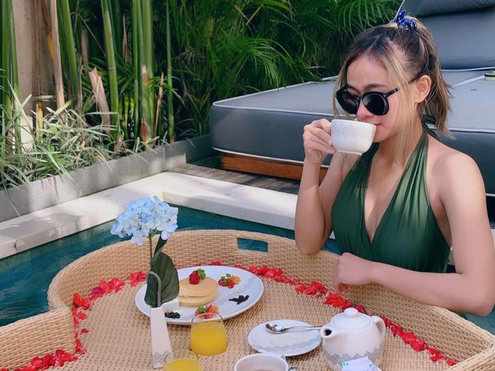 Widya, Aspri Seksi Hotman Paris Saat Menikmati Floating Breakfast Widya, Aspri Seksi Hotman Paris Saat Menikmati Floating Breakfast