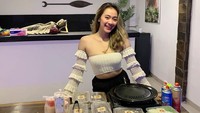 Menjadi selebgram, Widya juga meng-endorse berbagai produk. Salah satunya paket daging marinasi untuk BBQ yang kelihatan nikmat ini.