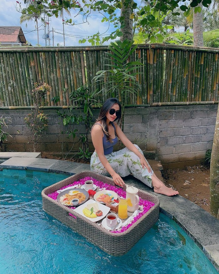 Widya, Aspri Seksi Hotman Paris Saat Menikmati Floating Breakfast Widya, Aspri Seksi Hotman Paris Saat Menikmati Floating Breakfast
