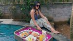 Widya, Aspri Seksi Hotman Paris Saat Menikmati Floating Breakfast