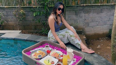 Widya, Aspri Seksi Hotman Paris Saat Menikmati Floating Breakfast