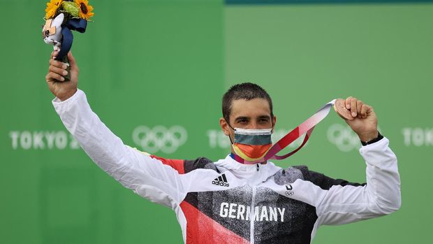 TOKYO, JAPAN - JULY 31: Bronze medalist Elina Svitolina of Team Ukraine looks on from the podium during the medal ceremony after the Women's Singles Gold Medal match on day eight of the Tokyo 2020 Olympic Games at Ariake Tennis Park on July 31, 2021 in Tokyo, Japan. (Photo by Naomi Baker/Getty Images)