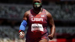 Raven Saunders, atlet tolak peluru asal AS yang berlaga di Olimpiade Tokyo 2020 sukses mengintimidasi lawan dengan masker yang dikenakannya.