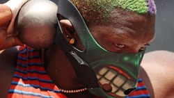Raven Saunders, atlet tolak peluru asal AS yang berlaga di Olimpiade Tokyo 2020 sukses mengintimidasi lawan dengan masker yang dikenakannya.