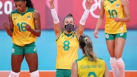 Tak ketinggalan Macris Carneiro dari tim voli putri. Ia mengatakan merasa lebih aman jika memakai masker dan tidak merasa terganggu dengan itu. Foto: Getty Images/Toru Hanai