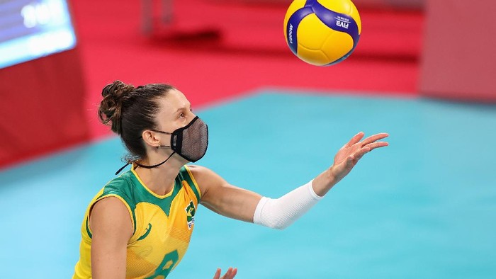 1332332910 TOKYO, JAPAN - AUGUST 04: Macris Fernanda Silva Carneiro #8 of Team Brazil serves against Team ROC during the Womens Quarterfinals volleyball on day twelve of the Tokyo 2020 Olympic Games at Ariake Arena on August 04, 2021 in Tokyo, Japan. (Photo by Toru Hanai/Getty Images)