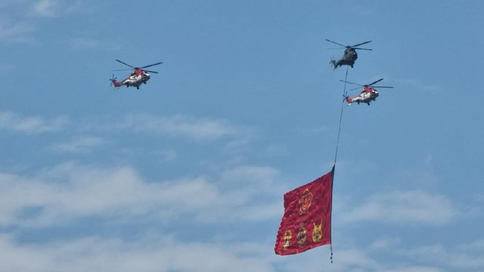 6 Helikopter TNI AU terbang berriringan di langit Bogor