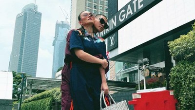 7 Potret Gaya Serasi Agnez Mo dan Pacar Baru yang 13 Tahun Lebih Muda