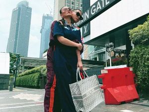 7 Potret Gaya Serasi Agnez Mo dan Pacar Baru yang 13 Tahun Lebih Muda