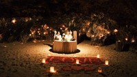 Ini adalah momen romantis saat Agnez Mo dan Adam Rosyadi makan malam bersama. Foto: Instagram Adam Rosyadi