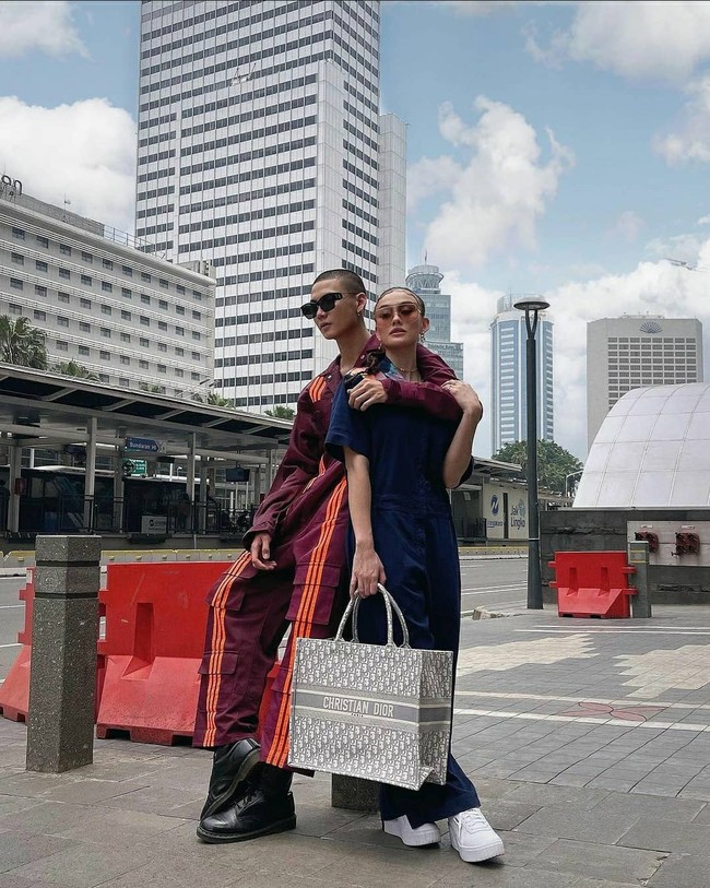 Sama-sama punya selera fashion yang edgy, keduanya tampil maksimal untuk sebuah pemotretan. (Foto: Instagram/@adamrxsydi)