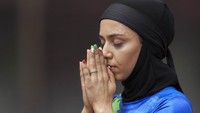 Fasihi Farzaneh tampak mempersiapkan diri dan berdoa jelang pertandingan lari nomor 100m putri. AP Photo/Matthias Schrader