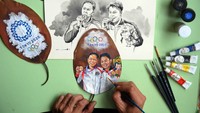 Teddy Arte melukis ganda putri Indonesia peraih medali emas Olimpiade Tokyo 2020, Greysia Polii dan Apriyani Rahayu dengan media daun kering di Desa Cilebut Timur, Sukaraja, Kabupaten Bogor, Jawa Barat, Kamis (5/8/2021).