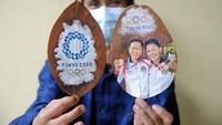 Seniman Teddy Arte menunjukkan lukisan daun kering ganda putri Indonesia peraih medali emas Olimpiade Tokyo 2020, Greysia Polii dan Apriyani Rahayu di Desa Cilebut Timur, Sukaraja, Kabupaten Bogor, Jawa Barat, Kamis (5/8/2021).