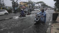 Genangan air ini diakibatkan hujan deras yang turun sejak siang tadi.