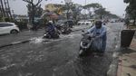 Hujan Deras, Margonda Raya Tergenang, Motor Mogok