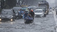 Tinggi genangan bervariasi. Titik tertinggi sekitar 30 cm hingga 40 cm.