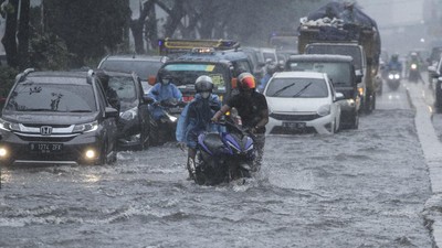 Hujan Deras, Margonda Raya Tergenang, Motor Mogok