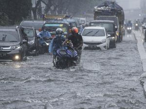 Hujan Deras, Margonda Raya Tergenang, Motor Mogok