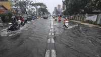 Genangan tersebut disebabkan oleh drainase yang buruk.