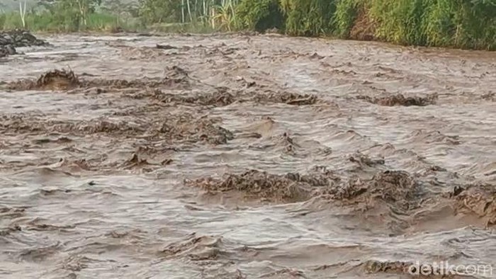 Kawasan Gunung Semeru diguyur hujan dengan intensitas tinggi. Sehingga mengakibatkan banjir lahar hujan ke sejumlah daerah aliran sungai (DAS).