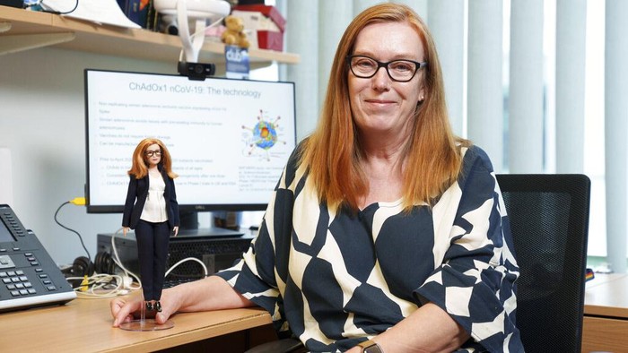 Sosok Sarah Gilbert curi perhatian dunia. Ia merupakan ilmuwan vaksin COVID-19 AstraZeneca. Sosoknya pun diabadikan dalam bentuk barbie sebagai bentuk apresiasi