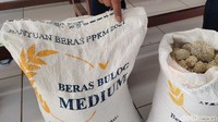 Saat dibuka, kondisi beras itu sudah menguning dan penuh gumpalan yang mengeras seperti batu.