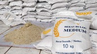 Warga tampak kecewa dan mau mengembalikan beras yang terbungkus karung dengan tulisan Beras Bulog Medium 10 Kg itu ke kantor kelurahan. Beras tersebut tidak dapat dikonsumsi.