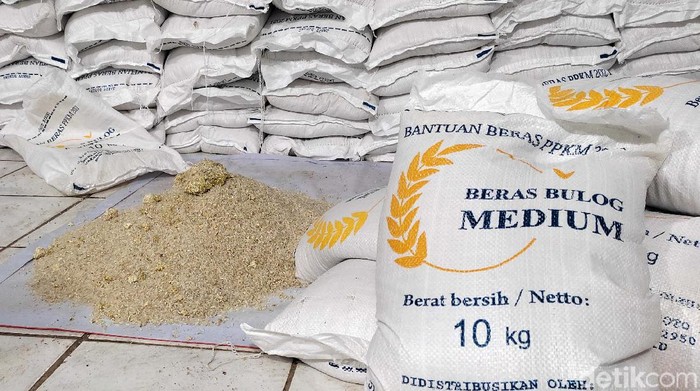 Warga Pandeglang, Banten, dihebohkan dengan gumpalan beras seperti batu. Beras tersebut merupakan bantuan bagi warga yang terdampak PPKM.