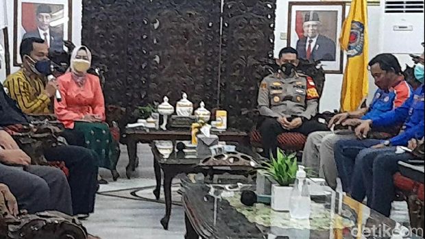 Belasan perwakilan buruh mendatangi Pendopo Bupati Brebes untuk audiensi, Kamis (5/8/2021)